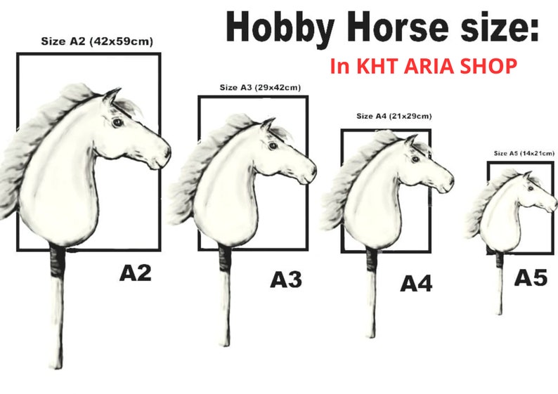 Pu&ograve; includere: Quattro teste di cavallo giocattolo di diverse dimensioni, etichettate A2, A3, A4 e A5. Le dimensioni sono indicate in pollici e centimetri. Il testo "Hobby Horse size: In KHT ARIA SHOP" &egrave; nella parte superiore dell'immagine.
