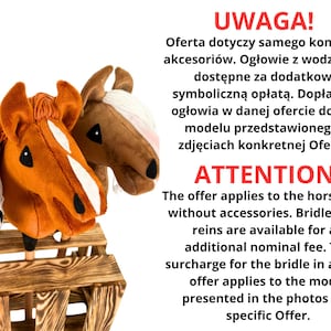 Pu&ograve; includere: Tre giocattoli di peluche a forma di testa di cavallo su un supporto in legno. Le teste di cavallo sono marroni, bianche e marroni con segni bianchi. Il testo "UWAGA!" e "ATTENTION!" &egrave; visibile nell'immagine. Il testo spiega che l'offerta &egrave; valida solo per il cavallo, senza accessori. Le briglie con le redini sono disponibili a un costo aggiuntivo.