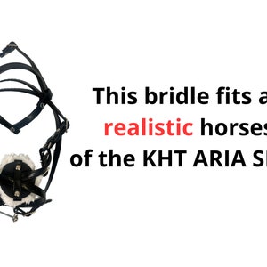 Pode incluir: Freio de cavalo de couro preto com um focinho de pele branca. O texto "This bridle fits all realistic horses of the KHT ARIA SHOP" est&aacute; impresso abaixo do freio.