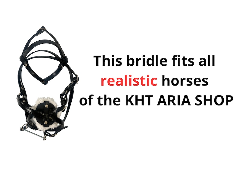 Pode incluir: Freio de cavalo de couro preto com um focinho de pele branca. O texto "This bridle fits all realistic horses of the KHT ARIA SHOP" est&aacute; impresso abaixo do freio.