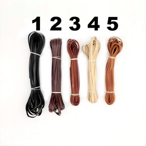 Pode incluir: Cinco carret&eacute;is de cord&atilde;o de couro em diferentes cores: preto, marrom, vermelho, bege e marrom claro. Os carret&eacute;is s&atilde;o etiquetados com os n&uacute;meros de 1 a 5.