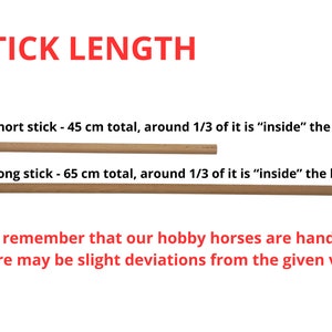 Pu&ograve; includere: Sono mostrati due bastoni di legno, uno lungo 45 cm e l'altro 65 cm. Il testo recita "STICK LENGTH" e spiega che i bastoni sono utilizzati per i cavalli da hobby e che circa 1/3 del bastone &egrave; "all'interno" del cavallo. Il testo afferma anche che i bastoni sono fatti a mano e che potrebbero esserci lievi deviazioni dai valori indicati.