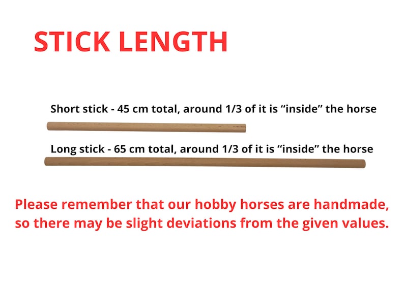 Pu&ograve; includere: Sono mostrati due bastoni di legno, uno lungo 45 cm e l'altro 65 cm. Il testo recita "STICK LENGTH" e spiega che i bastoni sono utilizzati per i cavalli da hobby e che circa 1/3 del bastone &egrave; "all'interno" del cavallo. Il testo afferma anche che i bastoni sono fatti a mano e che potrebbero esserci lievi deviazioni dai valori indicati.