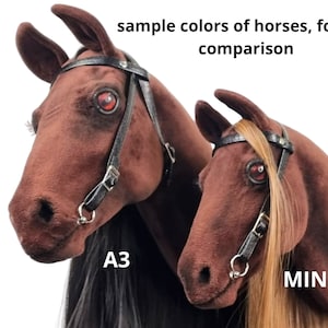 Może przedstawiać: Dwie pluszowe głowy koni w odcieniach brązu, z czarnymi uzdami i czerwonymi oczami. Nad końmi znajduje się tekst "sample colors of horses, for size comparison". Jeden jest oznaczony "A3", a drugi "MINI".