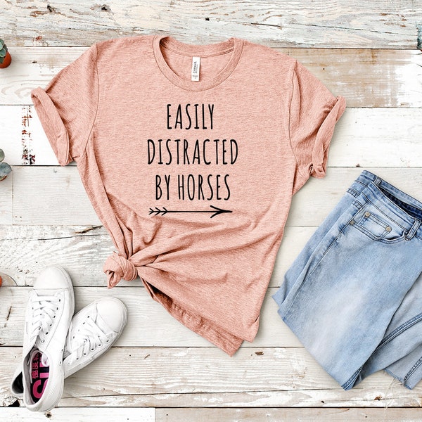 Gemakkelijk afgeleid door paarden, Barn Life, Hippische, Farm Shirt, Paard meisje Shirt, Vrouwen paard shirt, Softstyle Unisex Tee, Cowgirl shirt