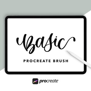 Puede incluir: Una imagen en blanco y negro de una pantalla de tableta que muestra el texto "Basic" en una fuente manuscrita. El texto "Procreate Brush" se muestra debajo de la palabra "Basic". Un lápiz blanco está sobre una superficie blanca junto a la tableta.