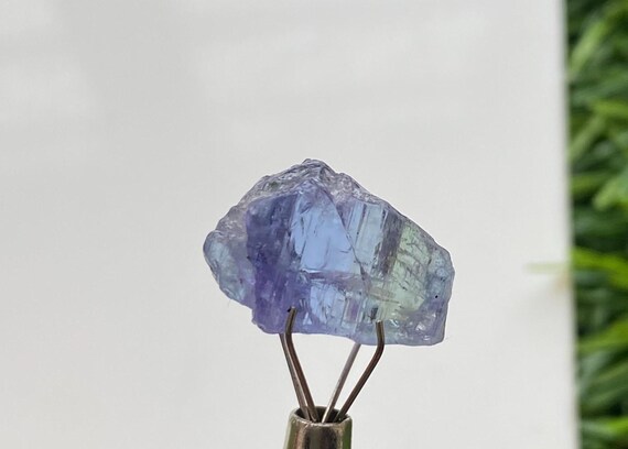 バイカラータンザナイトクリスタル：13カラットの原石（16 x 11 mm