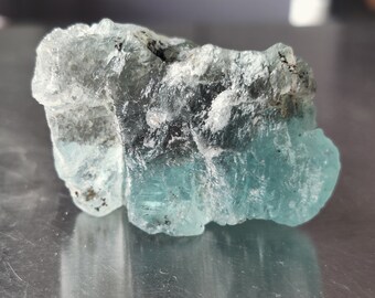 Esemplare di acquamarina naturale: pietra preziosa grezza blu-verde (28,3 grammi)