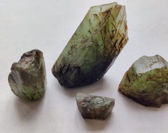 Sällsynt rutil i beryl grov ädelstenspaket - Grön beryl, 77 gram