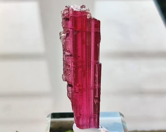 Seltener Rubellit-Turmalin Kristall: Rötlich-rosa transparenter Edelstein