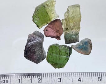 Wielokolorowe surowe kryształy turmalinu: naturalny, surowy kamień szlachetny z Afryki, 34 karaty