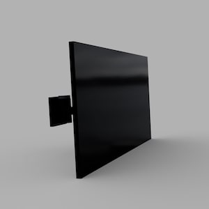 Op de afbeelding: Een zwarte flatscreen televisie gemonteerd aan een muur met een zwarte beugel.