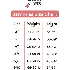 Puede incluir: Una tabla de tallas de pijamas para ni&ntilde;os, con tallas que van desde 2T hasta 9/10. La tabla incluye el peso en libras y la altura en pulgadas para cada talla. El logotipo de Little Crowns & Capes est&aacute; en la parte superior.