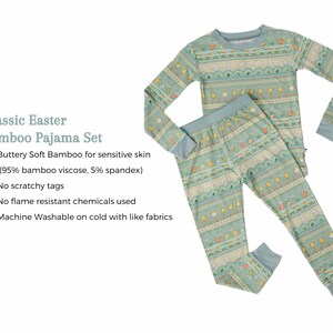 Puede incluir: Un conjunto de pijama Classic Easter Bamboo con un estampado azul claro y crema. La parte superior de manga larga y los pantalones presentan un dise&ntilde;o con tem&aacute;tica de Pascua. Fabricado con viscosa de bamb&uacute; suave y spandex, el conjunto incluye el texto "Classic Easter Bamboo Pajama Set".