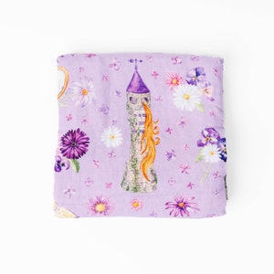 Baby meisje SWADDLE deken, prinses Rapunzel Swaddle deken, pasgeboren foto prop, bamboe Swaddle paars en roze, pasgeboren Swaddle afbeelding 2