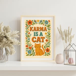 El karma es un gato - Cita de Taylor Swift sobre el karma, amantes de los gatos, dueños de gatos, estampados de gatos retro, estampados florales con estilo cottage core, arte vintage en el Reino Unido.