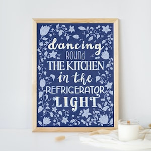 Danse autour de la cuisine dans le réfrigérateur, citation de Taylor Swift trop bien, imprimé floral chinoiserie, oeuvre d'art imprimée vintage au Royaume-Uni