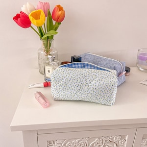 FLORAL MAKEUP BAG medium blue ditsy floral quilted cosmetic bag with pastel blue gingham, cotton zip-up pouch, make-up bag handmade in U.K.