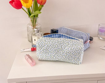 BOLSA DE MAQUILLAJE FLORAL Bolsa de cosméticos acolchada con flores ditsy de color azul mediano con cuadros vichy azul pastel, bolsa de algodón con cremallera, bolsa de maquillaje hecha a mano en el Reino Unido.