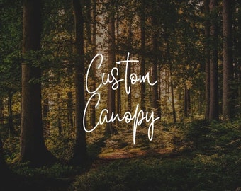 Puede incluir: Una escena de bosque con un camino que conduce a través de los árboles. El texto "Custom Canopy" está escrito en cursiva blanca sobre la imagen.