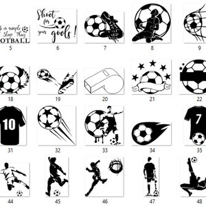 Op de afbeelding: Een set van 52 zwart-wit vectorillustraties van voetbalgerelateerde afbeeldingen. De afbeeldingen omvatten voetballen, spelers, doelen en andere gerelateerde afbeeldingen.