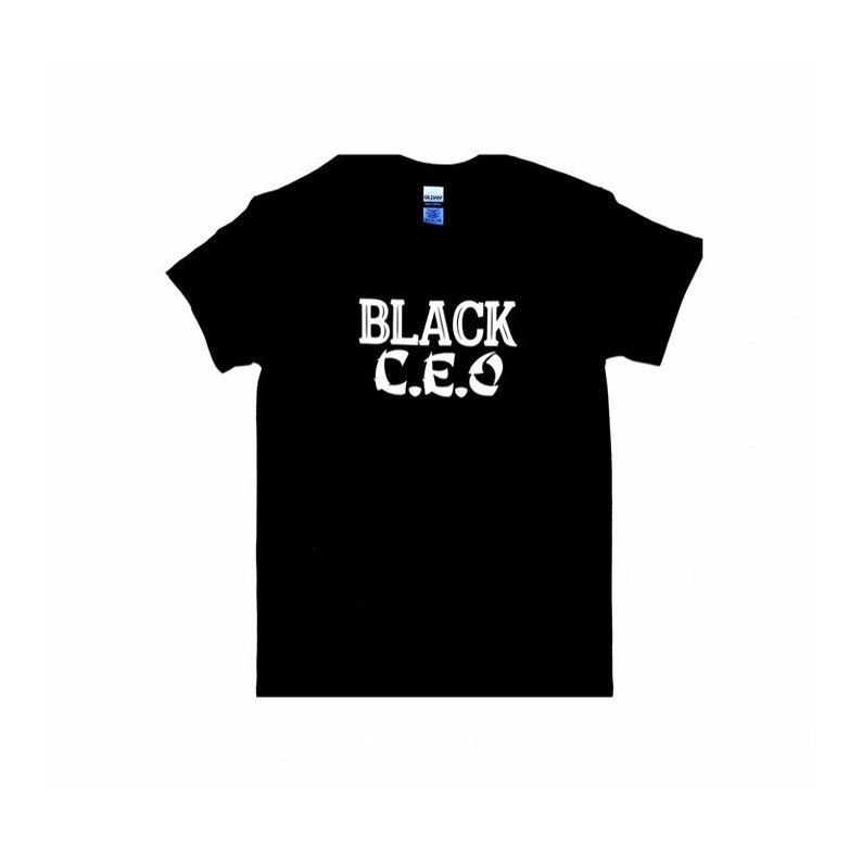 Op de afbeelding: Zwart T-shirt met de tekst "BLACK C.E.O." in wit.