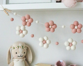Guirnalda de flores de fieltro: decoración infantil de lana rosa ruborizada y blanca