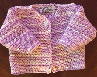 Wunderschöner lavendelfarbener handgestrickter Baby-Pullover