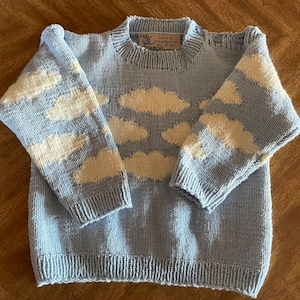 Wunderschöner handgestrickter Babypullover, hellblau mit Wolken