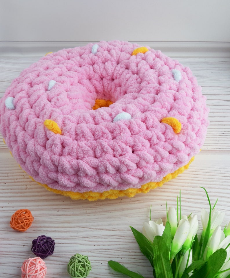 Подушка пончик из ализе пуффи схема