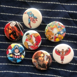 Puede incluir: Conjunto de diez botones redondos de 5,7 cm de diámetro con varios personajes de superhéroes de Marvel. Los botones muestran al Capitán América, Bucky Barnes, Falcon y más. Los botones son coloridos y tienen un acabado brillante.
