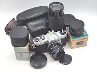 Asahi Pentax K1000 SE-kamera med SMC Pentax-M 50 mm f/2-objektiv, Albinar 80-200 f3.9-objektiv, telekonverter och filter