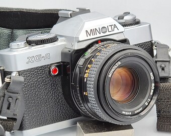 Appareil photo reflex Minolta XG-A 35 mm avec objectif MD 50 mm f/2 Prime, étui et dragonne
