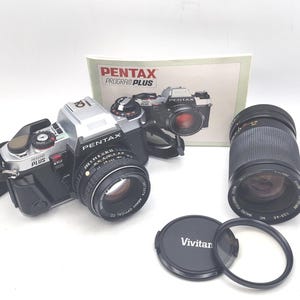 Może przedstawiać: Zestaw trzech ceramicznych kubków z nakrapianym, matowym wykończeniem. Każdy kubek ma inny kolor: jasnoniebieski, kremowy i szary. Kubki mają prosty, nowoczesny design i wygodny uchwyt.