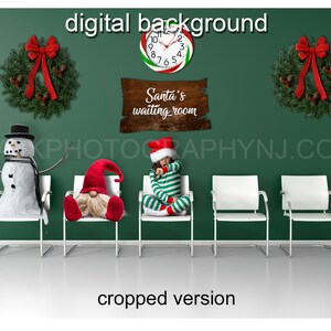 Puede incluir: Una imagen de fondo digital de una sala de espera con una pared verde, un muñeco de nieve, un gnomo, un niño con pijama a rayas verde y blanco y un cartel que dice "Sala de espera de Santa".