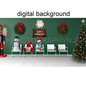 Könnte beinhalten: Ein digitales Hintergrundbild mit einer grünen Wand, einem Weihnachtsbaum, einem Schneemann, einem Zwerg, einem Kind, einem Nussknacker und einem Kranz. Der Text "Santa's waiting room" steht auf einem Holzschild.