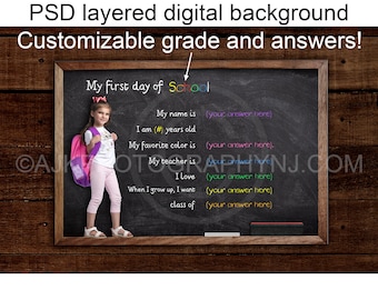 Puede incluir: Una pizarra personalizable con una niña con una camisa rosa y una mochila morada de pie frente a ella. La pizarra tiene el texto "My first day of School" escrito en ella, junto con indicaciones para que el niño complete su nombre, edad, color favorito, nombre del maestro y lo que le gusta.
