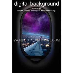 Może przedstawiać: Cyfrowe tło przedstawiające widok z okna samolotu. W oknie widać Ziemię z miejskim oświetleniem i gwiezdne niebo z purpurową mgławicą. W lewym dolnym rogu obrazu widoczny jest tekst "©AJKPHOTOGRAPHYNJ.COM".