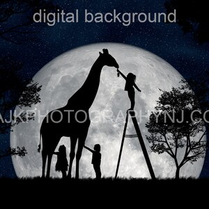 Sfondo digitale, silhouette di giraffa, grande luna, bambino su scala, giraffa che si nutre, sfondo digitale