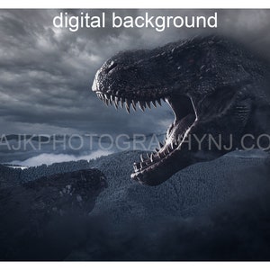 Può includere: Un'immagine di sfondo digitale che presenta una grande testa di dinosauro grigio scuro con la bocca aperta, su uno sfondo di cielo scuro e nuvoloso e una foresta lontana.