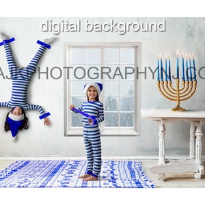 Enfants scotchés au mur du salon, menorah bleue de Hanoucca, arrière-plan numérique de Hanoucca