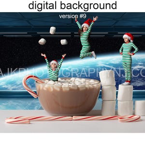 Könnte beinhalten: Ein digitaler Hintergrund mit einer Tasse heißer Schokolade mit Marshmallows, zwei Kindern in Weihnachtsmützen und grün-weiß gestreiften Pyjamas sowie einem Stapel Marshmallows. Der Hintergrund ist eine Weltraumszene mit einem Planeten und Sternen.