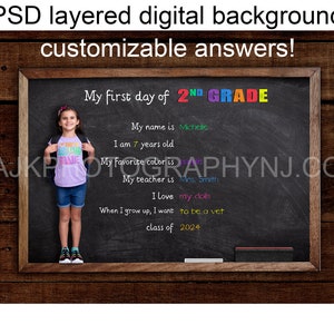 Könnte beinhalten: Ein junges Mädchen steht vor einer Tafel mit dem Text "My first day of 2nd Grade". Die Tafel ist in dunklem Holz gerahmt und vor einem Holzmaserungshintergrund platziert. Der Text enthält den Namen des Mädchens, ihr Alter, ihre Lieblingsfarbe, ihre Lehrerin und ihre zukünftigen Wünsche.