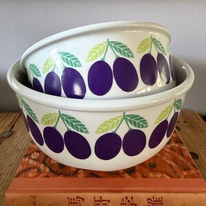 Bol para mezclar Pomona Plum de Arabia Finland, de estilo vintage, se vende por unidad.