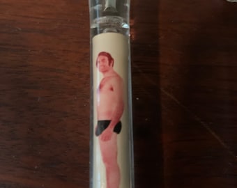Destornillador de punta y tira vintage flotante para hombres desnudos, hombre desnudo