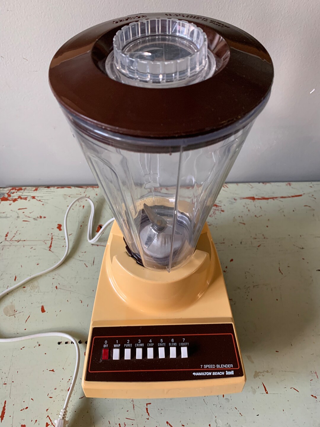 My first vintage kitchen gadget; a Hamilton beach blender, model 585-2.  Still works and currently trying to figure out what year it is :  r/vintagekitchentoys