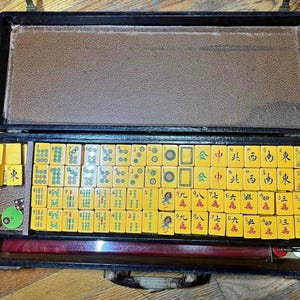 Vintage Mah Jongg set, butterscotch Bakelite tiles