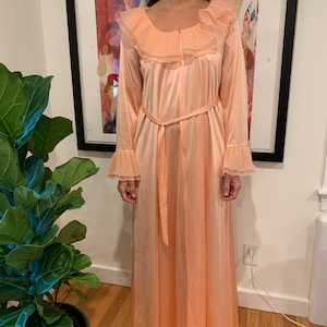Vintage Vanity Fair Peach Ruffle Trim Negligee Nightgown Robe