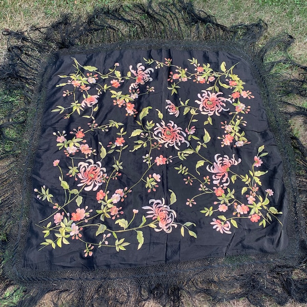 Mantón de piano bordado a mano de seda negra china antigua de la década de 1940 con flecos de nudo largo, diseño floral de rosas rojas / Cantón