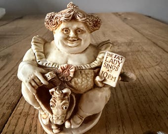 Statuetta di Pavareata, artista del circo Harmony Kingdom, realizzata da David Lawrence, tratta da The Fat Lady Little Big Girl Horse Circus.